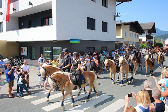 Auftakt Blumenkorso Ebbs 2016 mit der Reitergruppe vom Fohlenhof Ebbs (©Foto: Martin Schmitz)